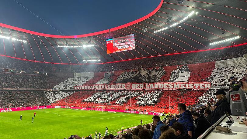 Die Choreo der Südkurve vor dem Spiel gegen Stuttgart.