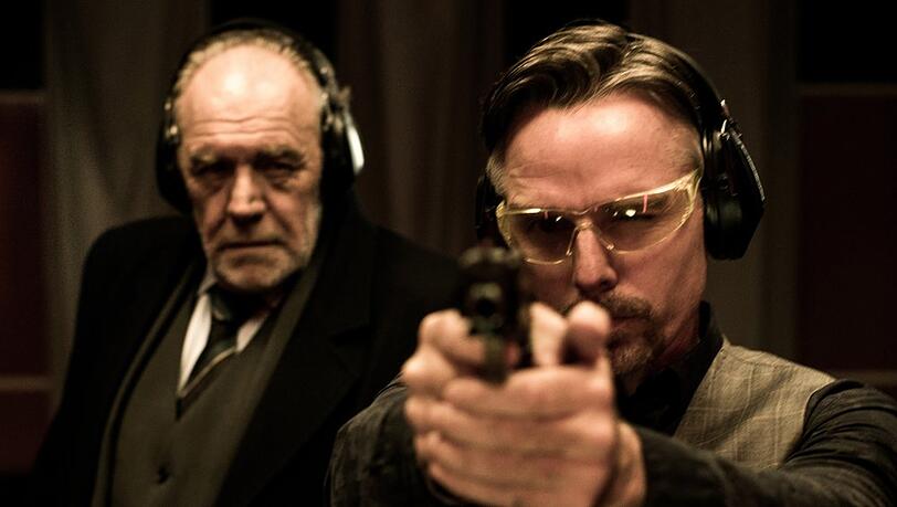 "Der Zürich-Krimi: Borchert und der Schuss ins Herz": In der Waffen-Testhalle konfrontiert Borchert (Christian Kohlund, l.) den Hersteller Robert Jürg (Nils Nelleßen). "Der Zürich-Krimi: Borchert und der Schuss ins Herz": In der Waffen-Testhalle konfrontiert Borchert (Christian Kohlund, l.) den Hersteller Robert Jürg (Nils Nelleßen).