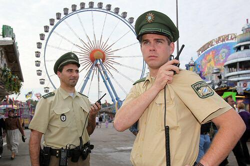 Tausende Menschen feiern ausgelassen im Bierzelt, keiner denkt an eine Bedrohung &ndash; doch in einem neuen Roman endet die Wiesn in einer Katastrophe