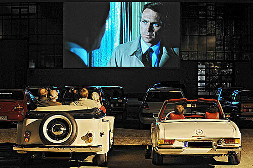 Die Liebesszen[FOTOHIN_TEXT][BU]e auf der Leinwand, die Liebste im Arm: Das Autokino, hier die Tage in Gravenbruch bei Frankfurt, ist noch immer ein Ort für alle die, die nicht nur den Film genießen möchten.