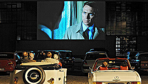 Die Liebesszen[FOTOHIN_TEXT][BU]e auf der Leinwand, die Liebste im Arm: Das Autokino, hier die Tage in Gravenbruch bei Frankfurt, ist noch immer ein Ort für alle die, die nicht nur den Film genießen möchten.