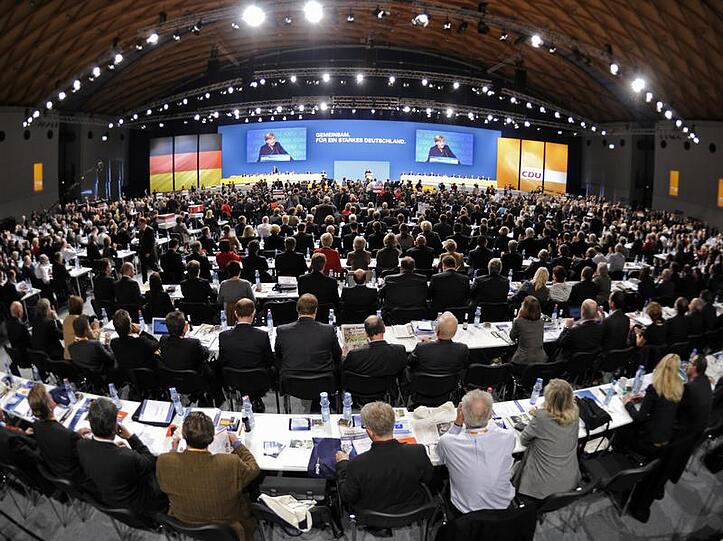 Bundeskanzlerin Angela Merkel begrüßt die Delegierten auf dem CDU-Parteitag in Karlsruhe