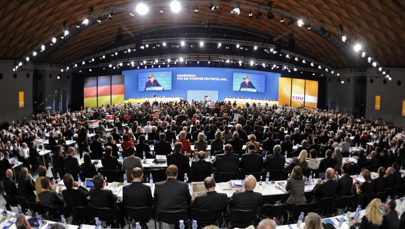 Bundeskanzlerin Angela Merkel begrüßt die Delegierten auf dem CDU-Parteitag in Karlsruhe