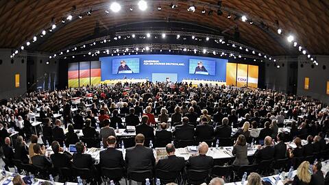Bundeskanzlerin Angela Merkel begrüßt die Delegierten auf dem CDU-Parteitag in Karlsruhe