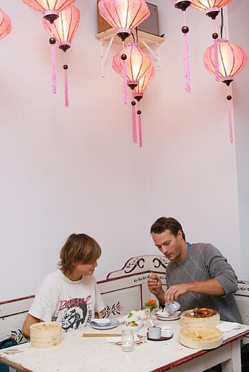 Hausgemachte Soßen und Salat zu den im Bambuskorb servierten Dim Sum &ndash; das erfreut das Herz. Und den Magen.