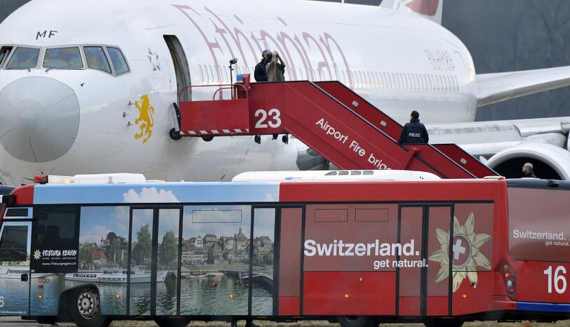 Das Sondereinsatzkommando der Polizei evakuiert die Boeing 767: Die Maschine der Ethiopian Airlines war entführt worden und landete außerplanmäßig in Genf.