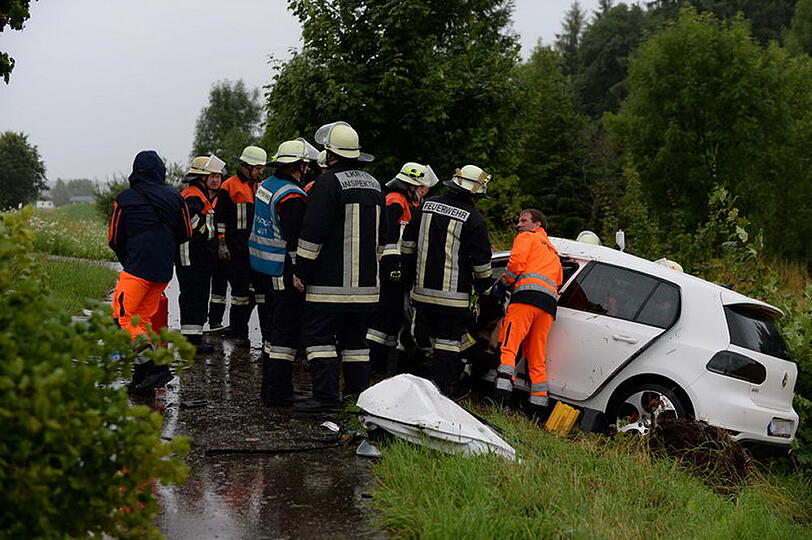Nach dem Unfall mit seinem Golf GTI musste der Unfallfahrer mit dem Hubschrauber ins Krankenhaus geflogen werden.