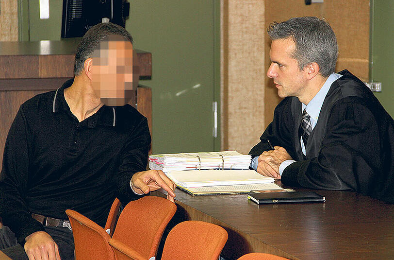 Prozess wegen Missbrauchs: Ali B. berät sich mit seinem Verteidiger.