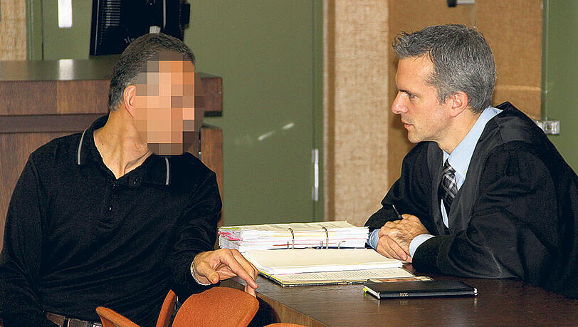 Prozess wegen Missbrauchs: Ali B. berät sich mit seinem Verteidiger. Prozess wegen Missbrauchs: Ali B. berät sich mit seinem Verteidiger.