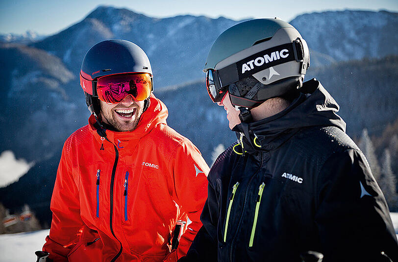 Sie sind schützende Begleiter - doch in Zukunft sollen sie noch viel mehr können als das. Helme und Brillen werden Hightech-Geräte für die Piste. "Es geht darum, diese Spielwiese Wintersport auf allen Ebenen weiterzuentwickeln", erklärt Christoph Ebert vom Kompetenzzentrum Sport, Gesundheit und Technologie anlässlich der ispo.