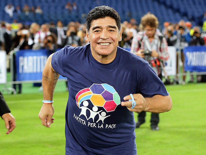 Die Hand Gottes spielt für den Stellvertreter Gottes: Diego Maradona.