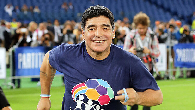Die Hand Gottes spielt für den Stellvertreter Gottes: Diego Maradona. Die Hand Gottes spielt für den Stellvertreter Gottes: Diego Maradona.