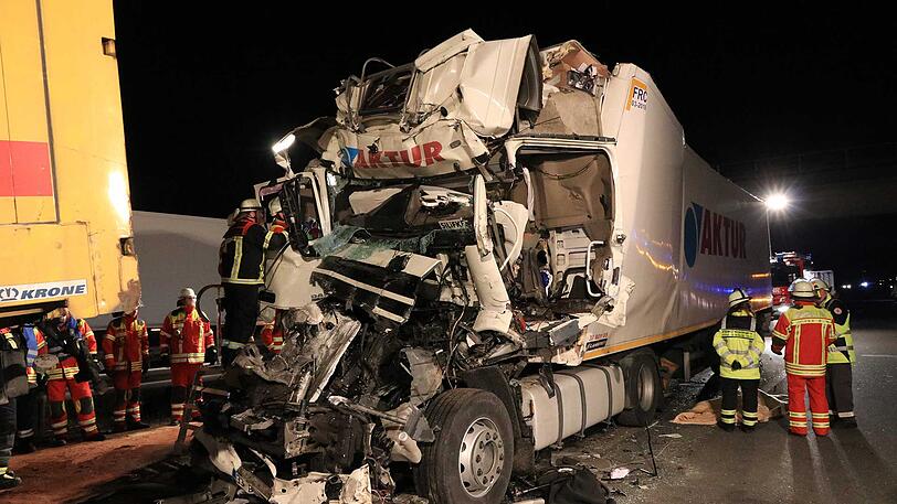 Tödlicher Unfall auf der A3: Ein Lkw-Fahrer übersah das Stauende...