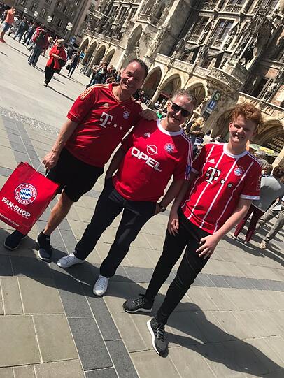 Anhänger des FC Bayern und Fans von Real Madrid gemeinsam in der Münchner Innenstadt. Klicken Sie sich durch die Bilder.