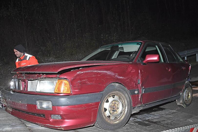 Ein nicht ortskundiger Taxifahrer ist am Montagabend versehentlich falsch auf die Richtungsfahrbahn der A95 - zwischen den Anschlussstellen Wolfratshausen und Seeshaupt kam es zum Unfall.