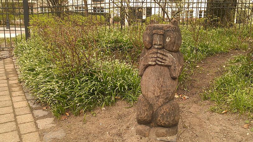 Botanischer Biber? Dieses Holztier steht auf dem Spielplatz im Alten Botanischen Garten.