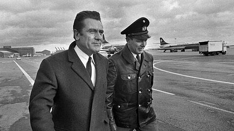 Nach dem Attentat im Februar 1970 am Flughafen Riem: Polizeipräsident Manfred Schreiber (l.) und sein Vize Wolf am Tatort.