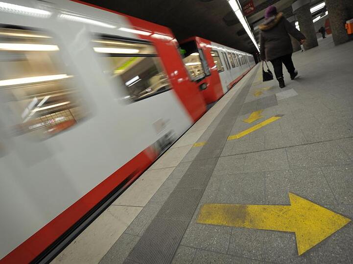 Bei einem Streit auf einem Bahnsteig ist ein Mann am Nürnberger Hauptbahnhof vor eine einfahrende U-Bahn gestoßen worden.
