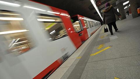 Bei einem Streit auf einem Bahnsteig ist ein Mann am Nürnberger Hauptbahnhof vor eine einfahrende U-Bahn gestoßen worden.