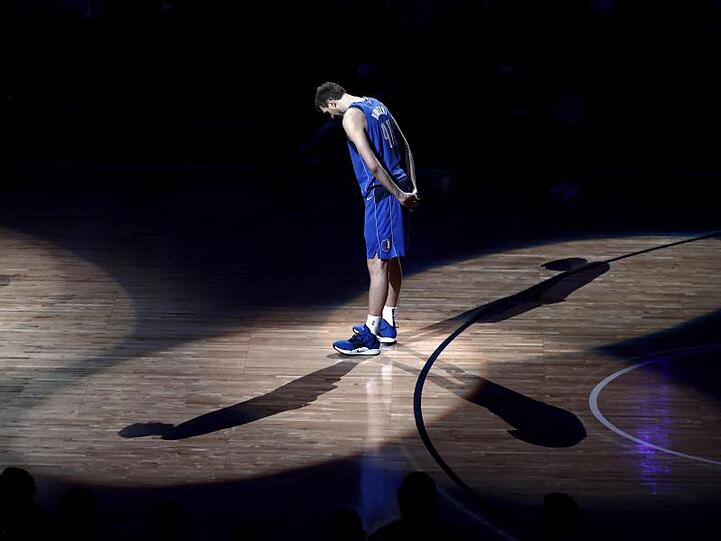 Dirk Nowitzki wird nach dem Heimspiel der Dallas Mavericks verabschiedet.