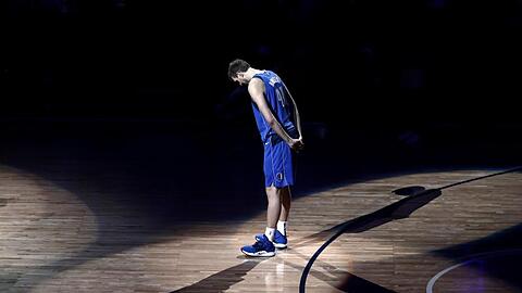 Dirk Nowitzki wird nach dem Heimspiel der Dallas Mavericks verabschiedet.