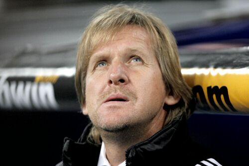 "Da steht kein eleganter Platini oder Zidane auf dem Platz, allerdings ein taktisch sehr cleverer Spieler, der auch zentral in der Abwehr spielen kann", sagte Bernd Schuster.