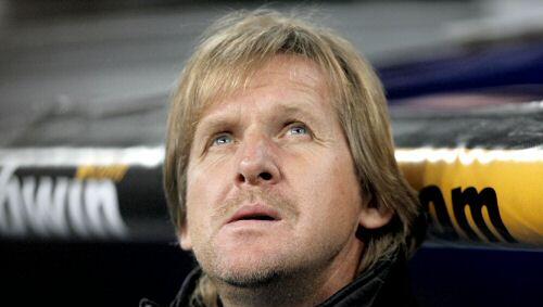 "Da steht kein eleganter Platini oder Zidane auf dem Platz, allerdings ein taktisch sehr cleverer Spieler, der auch zentral in der Abwehr spielen kann", sagte Bernd Schuster. "Da steht kein eleganter Platini oder Zidane auf dem Platz, allerdings ein taktisch sehr cleverer Spieler, der auch zentral in der Abwehr spielen kann", sagte Bernd Schuster.