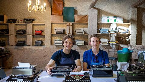 Mehr als 100 alte Schreibmaschinen haben sie gesammelt