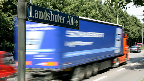 Rund um den Tunnel kann es auf der Landshuter Allee bedingt durch die notwendige Ableitung der Lastwagen zu Verkehrsproblemen kommen. (Archivbild)