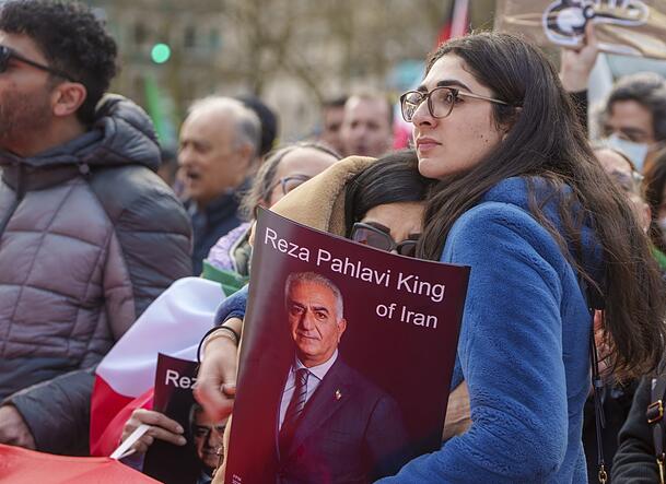Zwei Frauen halten das Porträt von Reza Pahlavi auf einer Demonstration in Frankfurt am Main. Zwei Frauen halten das Porträt von Reza Pahlavi auf einer Demonstration in Frankfurt am Main.
