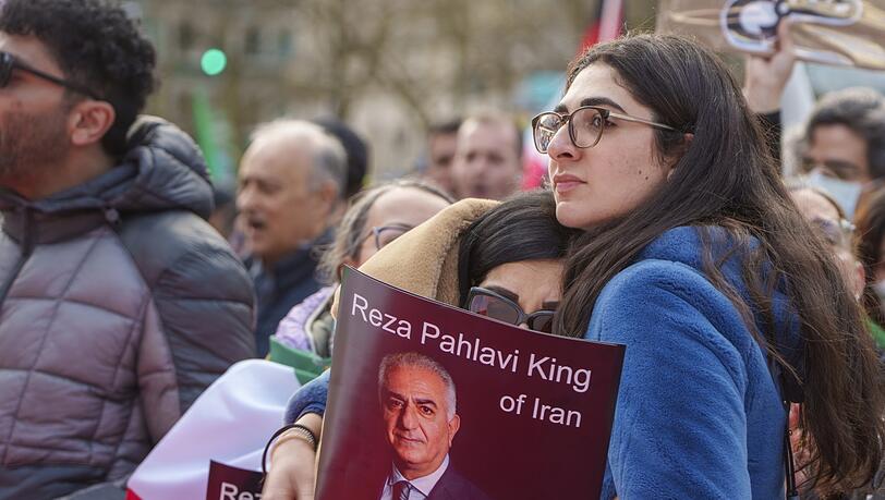 Zwei Frauen halten das Portr&auml;t von Reza Pahlavi auf einer Demonstration in Frankfurt am Main.