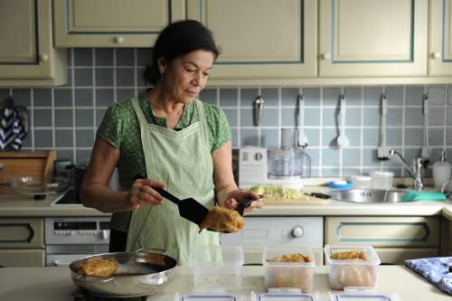 Kohlrouladen als Metapher für das heimische Glück. Irma (Hannelore Elsner) kocht ihre Familienerinnerungen auf.