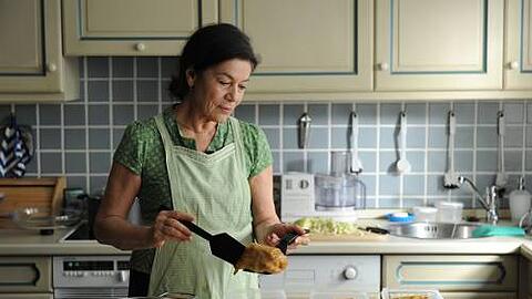 Kohlrouladen als Metapher für das heimische Glück. Irma (Hannelore Elsner) kocht ihre Familienerinnerungen auf.