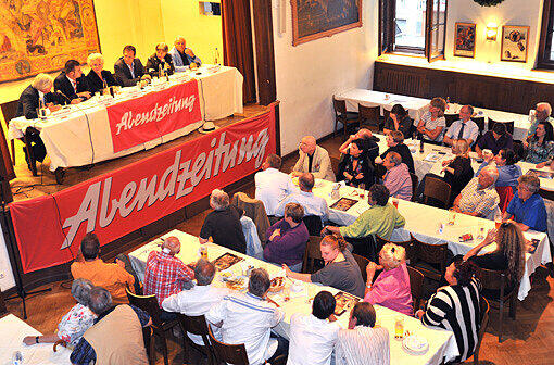 Etwa 200 zuschauer verfolgten die Debatte und diskutierten mit.