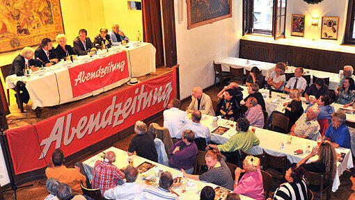 Etwa 200 zuschauer verfolgten die Debatte und diskutierten mit.