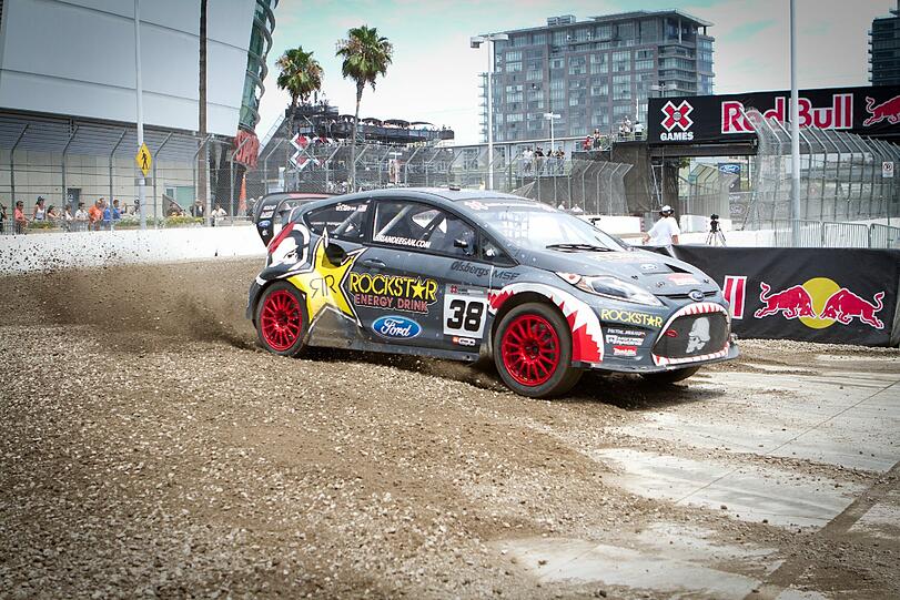 RALLYCROSS: DIE DISZIPLIN: Die einzige Veranstaltung, die nicht im Olympiapark, sondern auf dem FröttmaRing, einer eigens errichteten Rennstrecke nahe der Allianz Arena ausgetragen wird. Sie besteht aus einem Kopf-an-Kopf-Rennen von vier bis fünf Fahrern. Auf dem 800 Meter langen Parcours geht es dabei über eine mehr als 20 Meter lange Schanze, durch Steilkurven sowie über Asphalt- und Dirt-Strecken. DIE GEFAHREN: Die 600 PS starken Autos beschleunigen von null auf 100 in weniger als zwei Sekunden, sind jedoch sehr robust konzipiert.