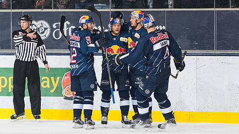 Der EHC München feiert den 5:1-Sieg im Halbfinale gegen Berlin.