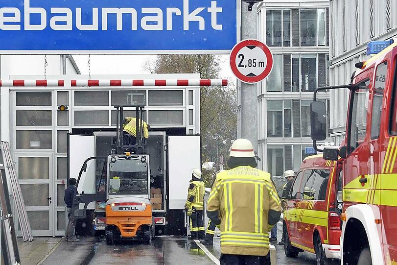 Ein Lastwagenfahrer hatte die Schilder offenbar nicht genau genug gelesen und blieb am Dienstag in der Zufahrt zur Tiefgarage eines Baumarktes stecken.
