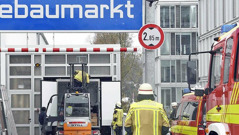 Ein Lastwagenfahrer hatte die Schilder offenbar nicht genau genug gelesen und blieb am Dienstag in der Zufahrt zur Tiefgarage eines Baumarktes stecken. Ein Lastwagenfahrer hatte die Schilder offenbar nicht genau genug gelesen und blieb am Dienstag in der Zufahrt zur Tiefgarage eines Baumarktes stecken.