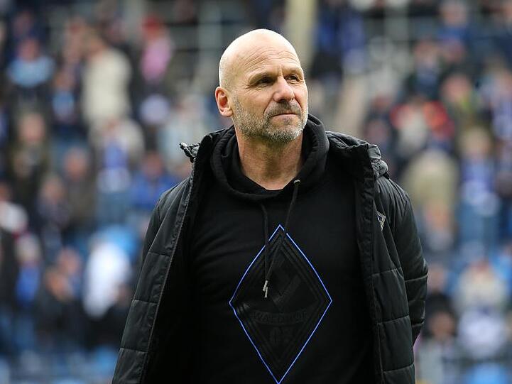 Bernhard Trares, Trainer von SV Waldhof Mannheim, steht im Stadion. Foto: Michael Deines/dpa/Archivbild