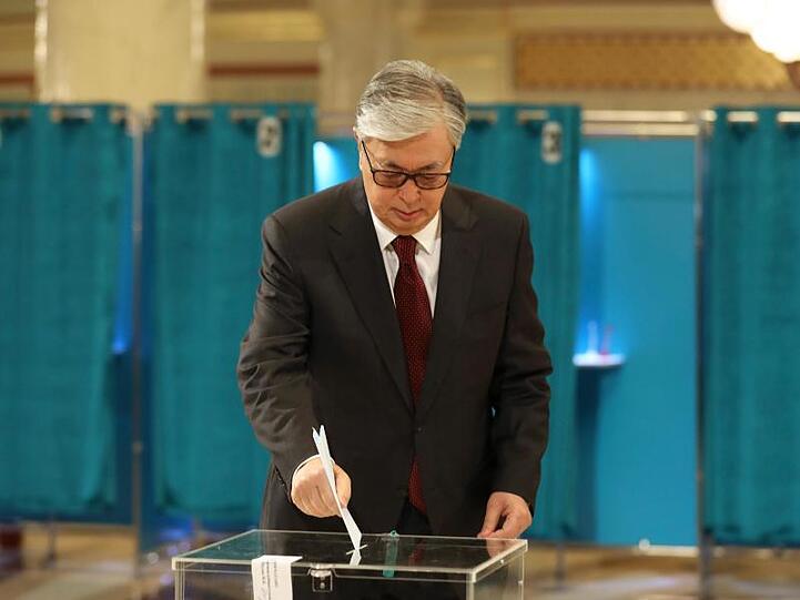 Kassym-Schomart Tokajew, Präsident von Kasachstan, gibt in einem Wahllokal seine Stimme ab. Staatschef Tokajew will sich offiziell ins Präsidentenamt wählen lassen.
