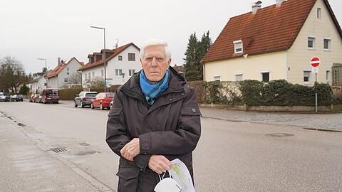 Hier entlang der Kieferngartenstraße, nur wenige Meter an den Häusern der alten Gartenstadt entlang, soll die verlängerte 23-er Tram fahren. "Wir wollen aber den Lärm einer Trambahn nicht", sagt Walter Hilger (77), der Chef der Siedlerschaft Kieferngarten, zu der 405 Grundstücke gehören.