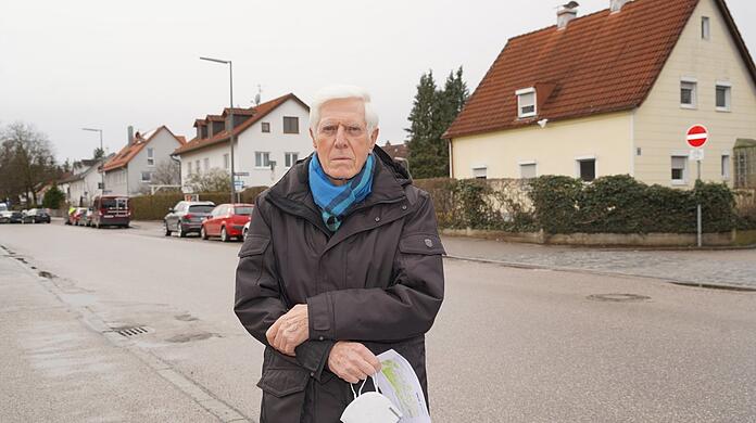 Hier entlang der Kieferngartenstraße, nur wenige Meter an den Häusern der alten Gartenstadt entlang, soll die verlängerte 23-er Tram fahren. "Wir wollen aber den Lärm einer Trambahn nicht", sagt Walter Hilger (77), der Chef der Siedlerschaft Kieferngarten, zu der 405 Grundstücke gehören.