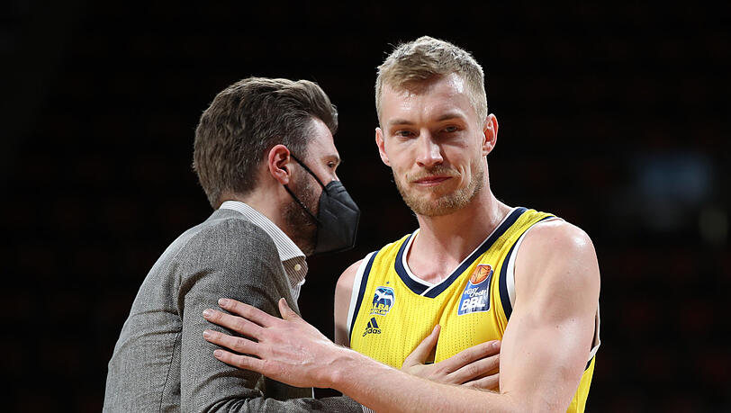 Handshake mit Alba-Kapitän Giffey: Pesic (l.). Handshake mit Alba-Kapitän Giffey: Pesic (l.).