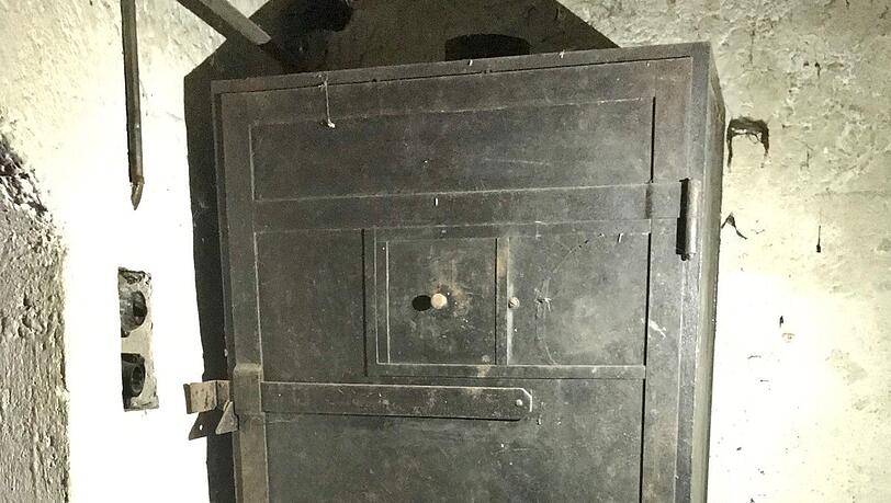 Rarität: Auch dieser Räucherkasten aus einem Keller ist gesichert. Rarität: Auch dieser Räucherkasten aus einem Keller ist gesichert.