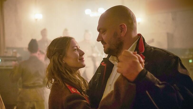 "Die stillen Trabanten": Wachmann Eric (Charly Hübner) und Marika (Irina Starshenbaum) tanzen im Casino.