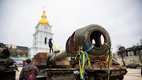 Zerstörte russische Panzer stehen auf einem Platz in der Innenstadt von Kiew.