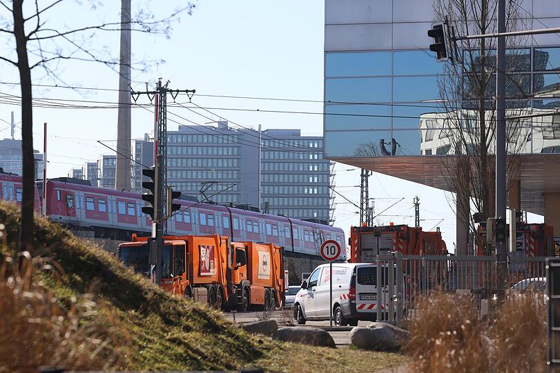 Wildes und Buntes an der Truderinger Stra&szlig;e: Im Hintergrund sind die ehemaligen Telekom Towers in Berg am Laim zu erkennen.