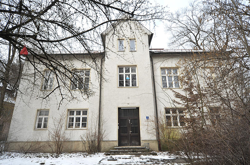 Das alte Gebäude war jahrzehntelang die einzige Schule in Lochhausen, die auch Monika Waibls Mann besuchte. Nun steht sie leer.