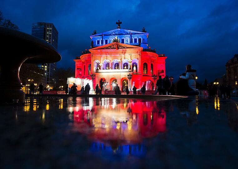 Bunt illuminiert: Die Alte Oper in Frankfurt am Main vor Beginn des 32. Deutschen Sportpresseballs